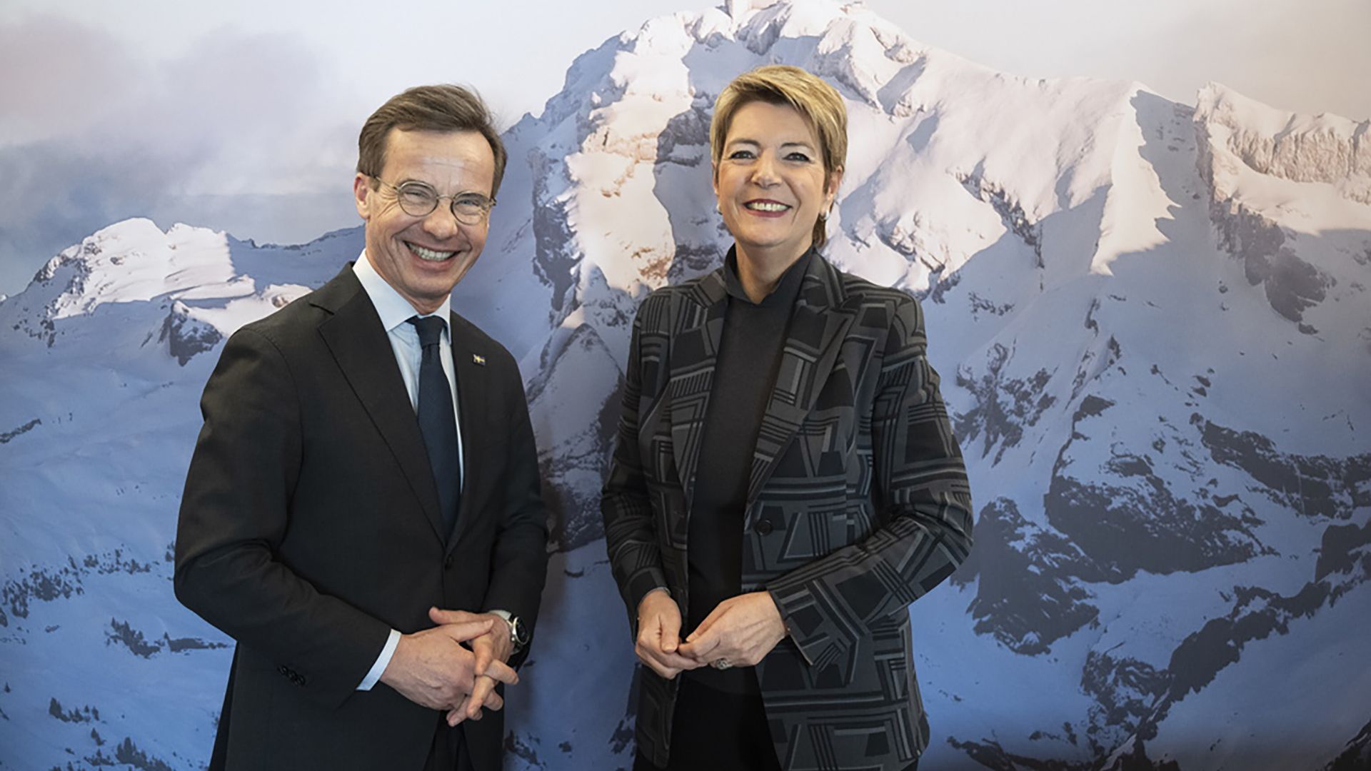 La Presidente della Confederazione svizzera Karin Keller-Sutter (R) parla con il Primo Ministro svedese Ulf Kristersson al World Economic Forum (WEF) di Davos