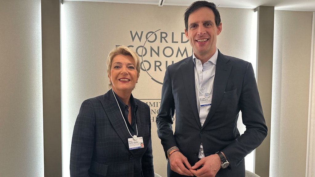 La consigliera federale Karin Keller-Sutter con il commissario europeo per il Clima, azzeramento delle emissioni nette e crescita pulita Wopke Hoekstra.