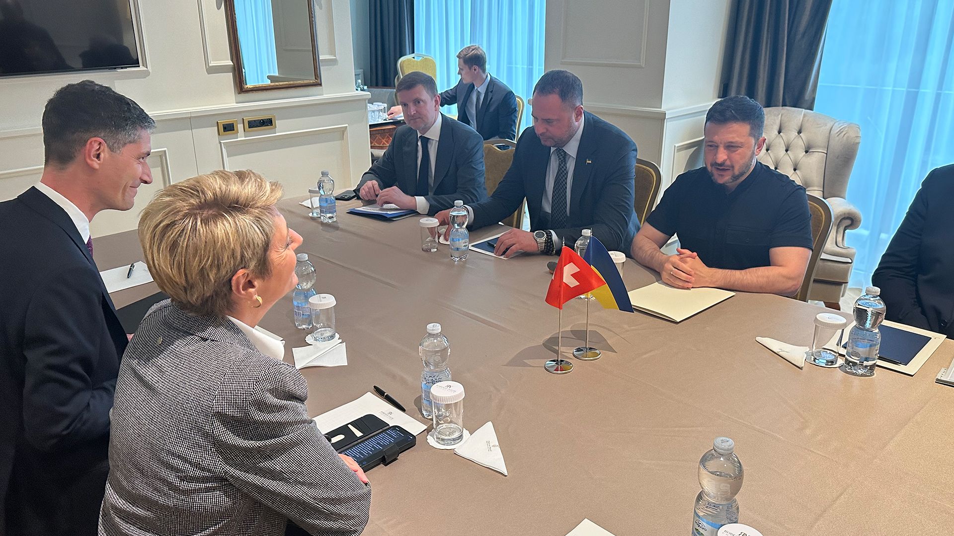 La Presidente della Confederazione svizzera Karin Keller-Sutter incontra Volodymyr Zelens'kyj, presidente dell'Ucraina, prima della Messa di inizio del pontificato Papa Leo XIV