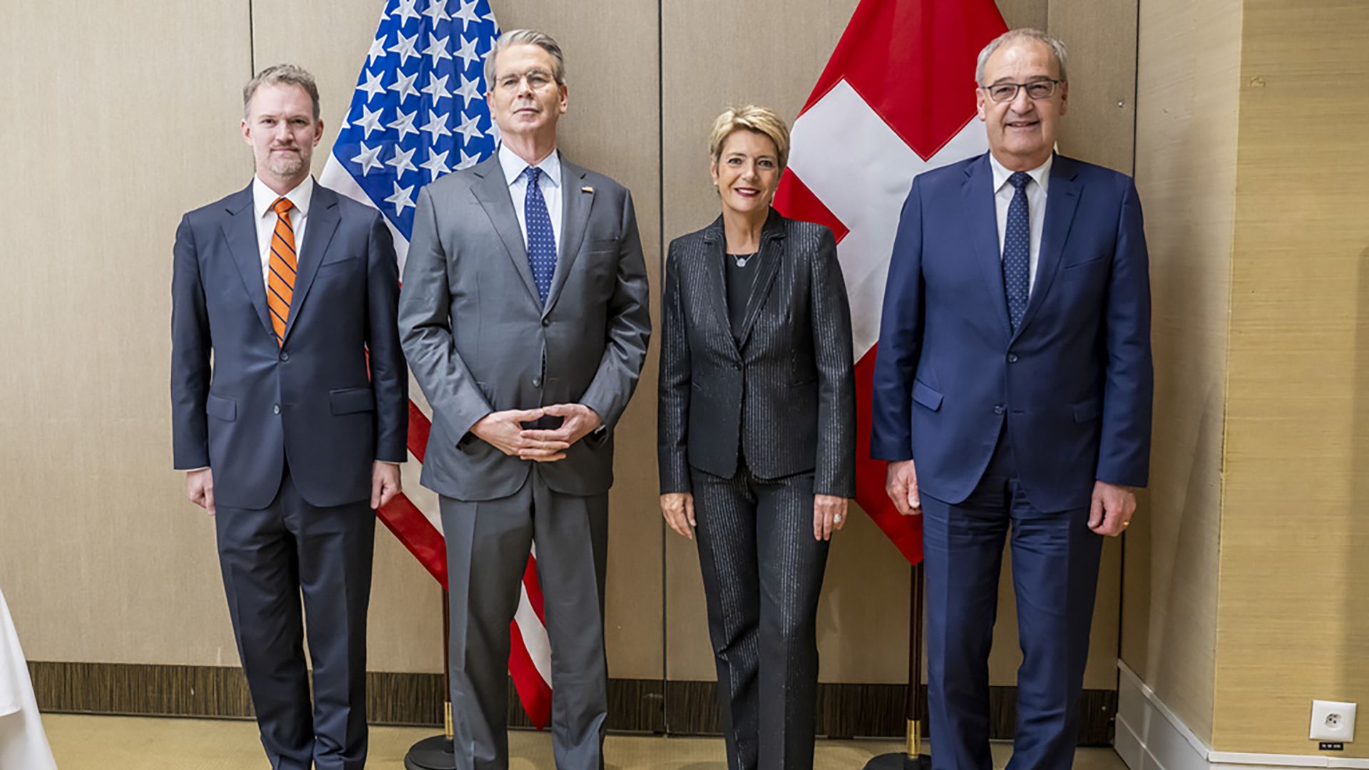 Il rappresentante commerciale degli Stati Uniti Jamieson Greer, il segretario al Tesoro degli Stati Uniti Scott Bessent, la presidente della Confederazione svizzera Karin Keller-Sutter, il consigliere federale e ministro dell'economia svizzero Guy Parmelin