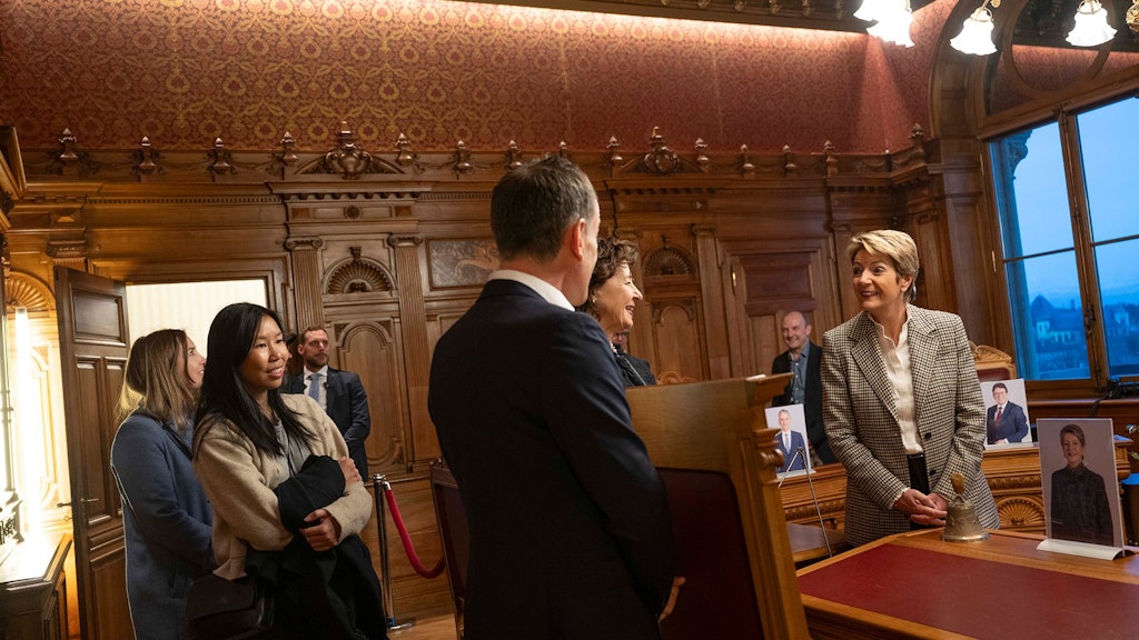 Notte dei musei con la presidente della Confederazione Karin Keller-Sutter nella sala del Consiglio federale