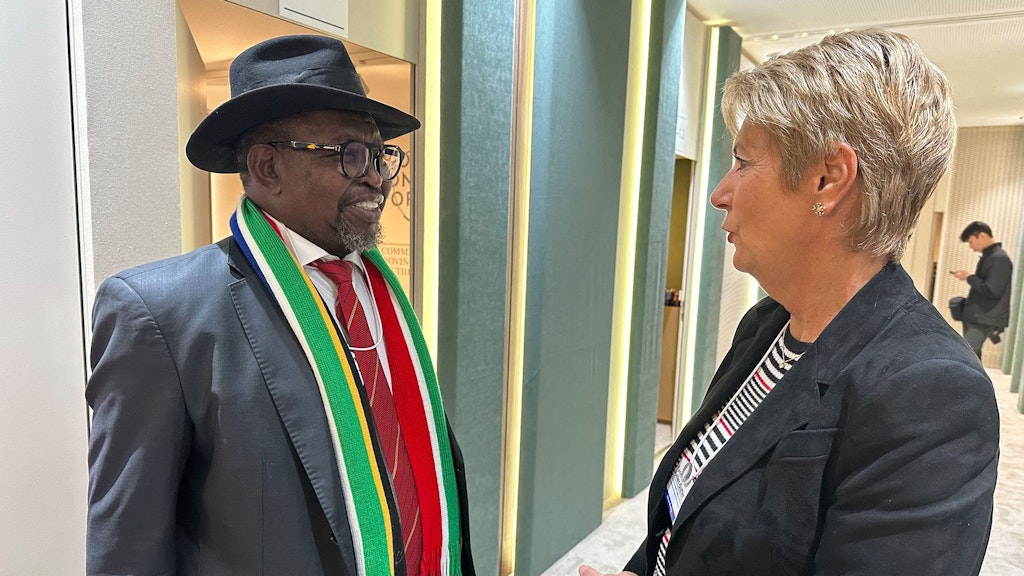 La consigliera federale Karin Keller-Sutter con Enoch Godongwana, ministro delle finanze del Sud Africa.